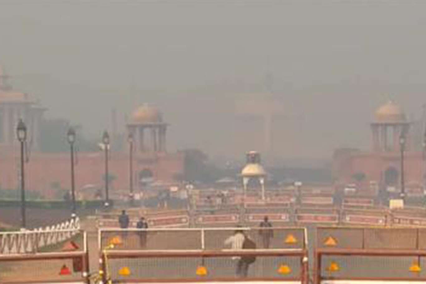 Hindistan'da hava kirliliği nedeniyle başkent Yeni Delhi'yi bir sis bulutu kapladı Hindistan'da hava kirliliği nedeniyle başkent Yeni Delhi'yi bir sis bulutu kapladı